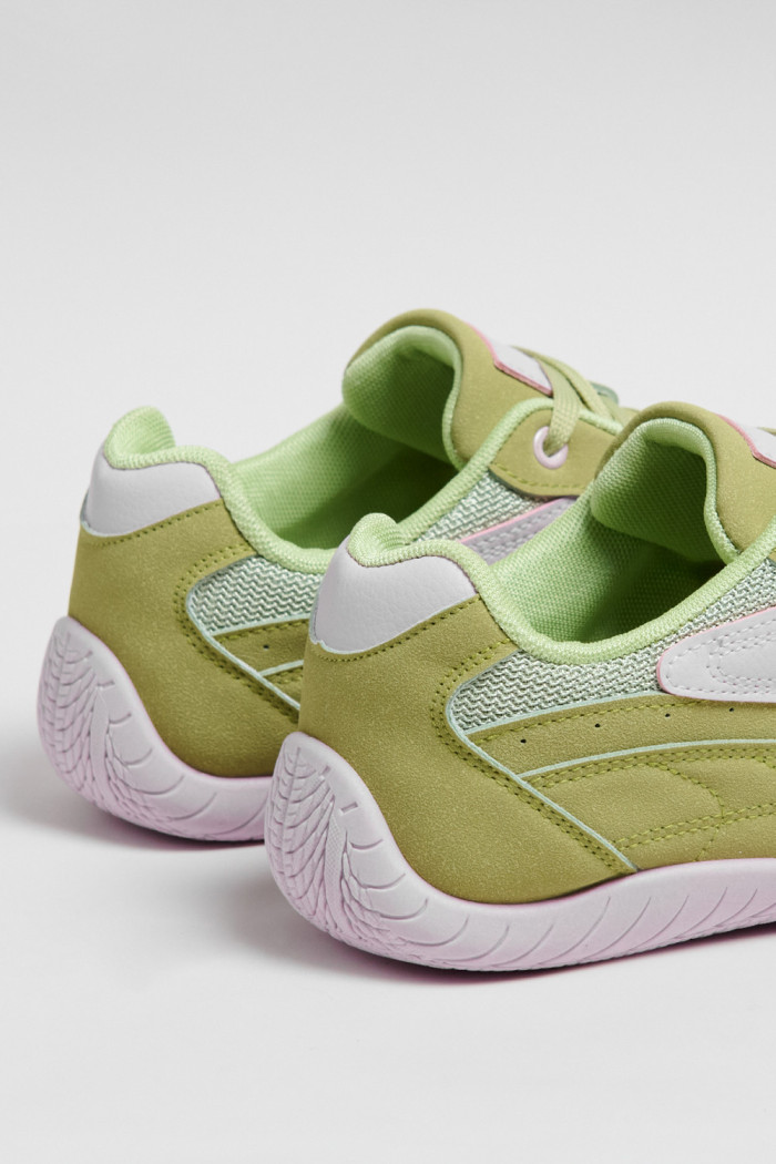 Tenis casuales verdes con diseños blancos y suelas planas
