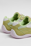 Tenis casuales verdes con diseños blancos y suelas planas
