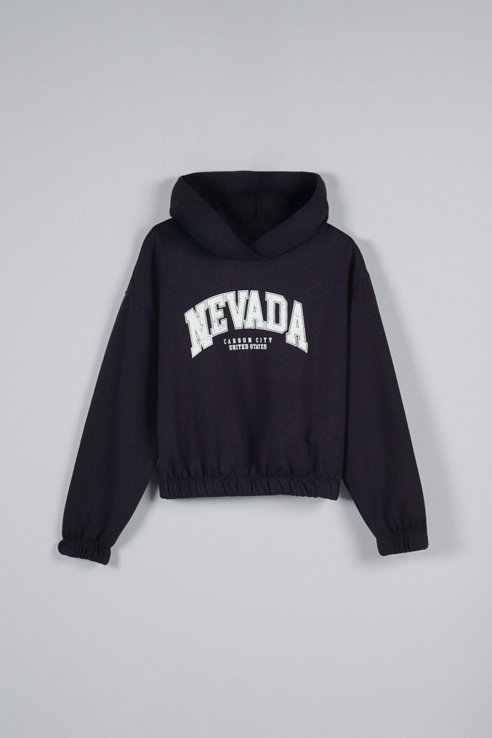 Buzo azul intenso college oversize perchado con capota