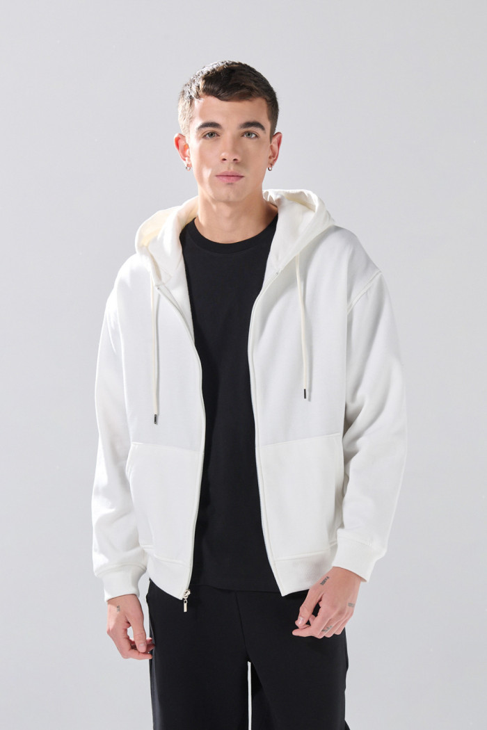 Buzo oversize unicolor con cremallera, cordón y capota