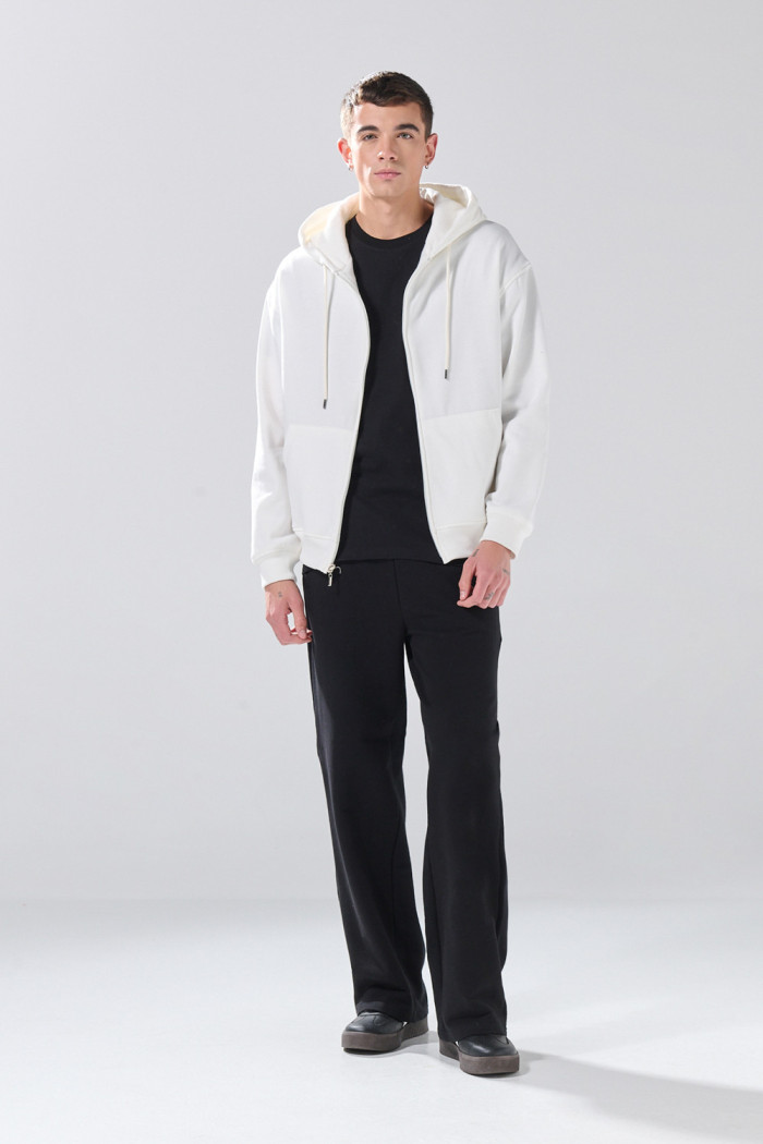 Buzo oversize unicolor con cremallera, cordón y capota