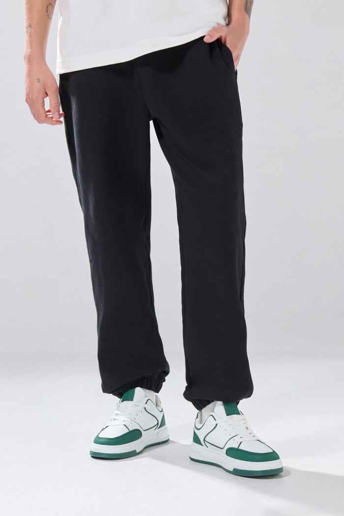 Pantalón unicolor tipo jogger con bolsillos laterales