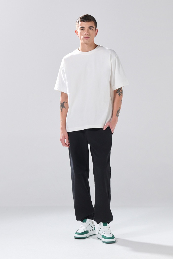 Pantalón unicolor tipo jogger con bolsillos laterales