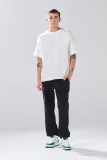 Pantalón unicolor tipo jogger con bolsillos laterales