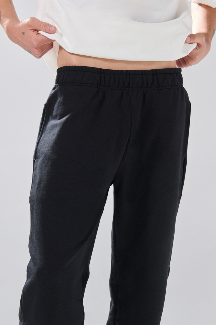 Pantalón unicolor tipo jogger con bolsillos laterales