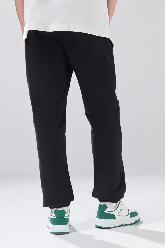 Pantalón unicolor tipo jogger con bolsillos laterales