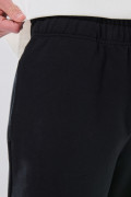 Pantalón unicolor tipo jogger con bolsillos laterales