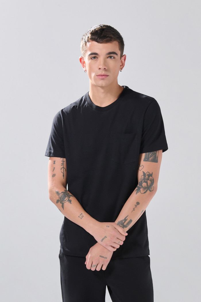 Camiseta cuello redondo unicolor con bolsillo funcional