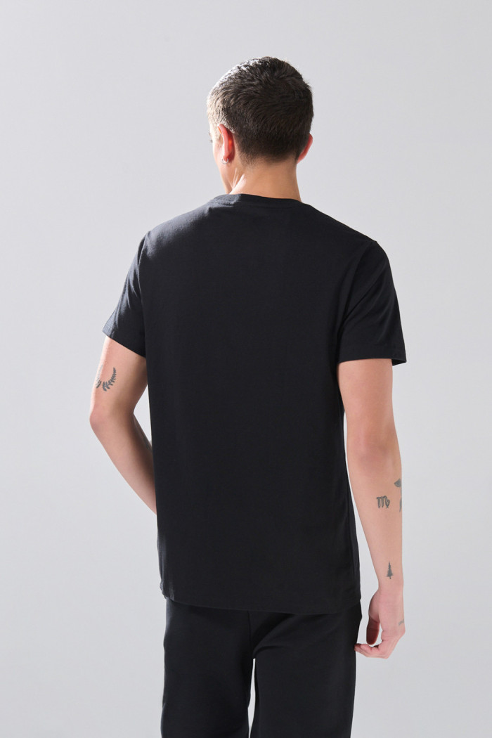 Camiseta cuello redondo unicolor con bolsillo funcional