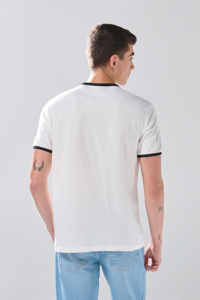 Camiseta cuello redondo crema con contrastes y texto college
