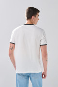 Camiseta cuello redondo crema con contrastes y texto college
