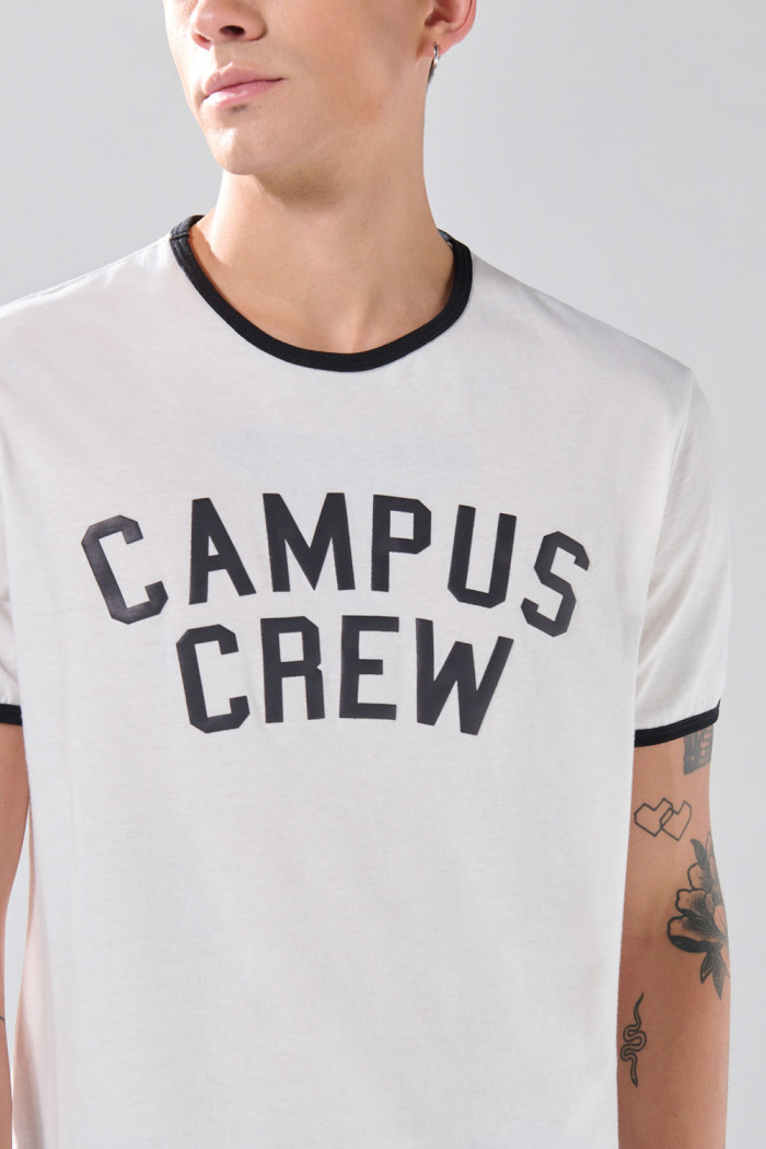 Camiseta cuello redondo crema con contrastes y texto college
