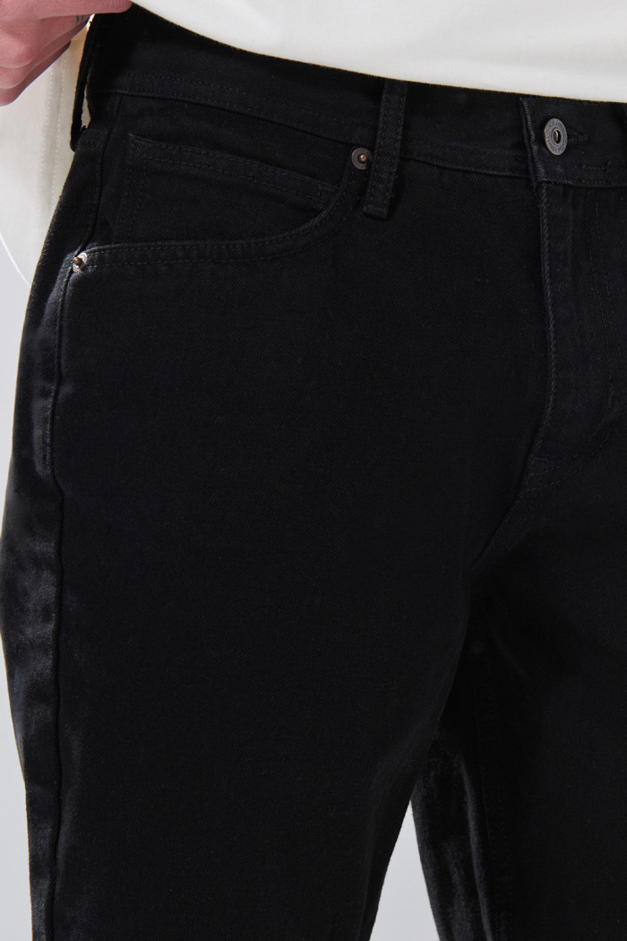 Bermuda negra de jean slim infaltables tiro bajo de Poetry
