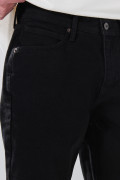 Bermuda negra de jean slim infaltables tiro bajo de Poetry
