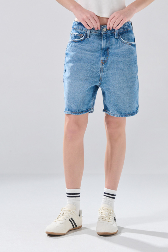 Short azul claro de jean con tiro súper alto y bolsillos

