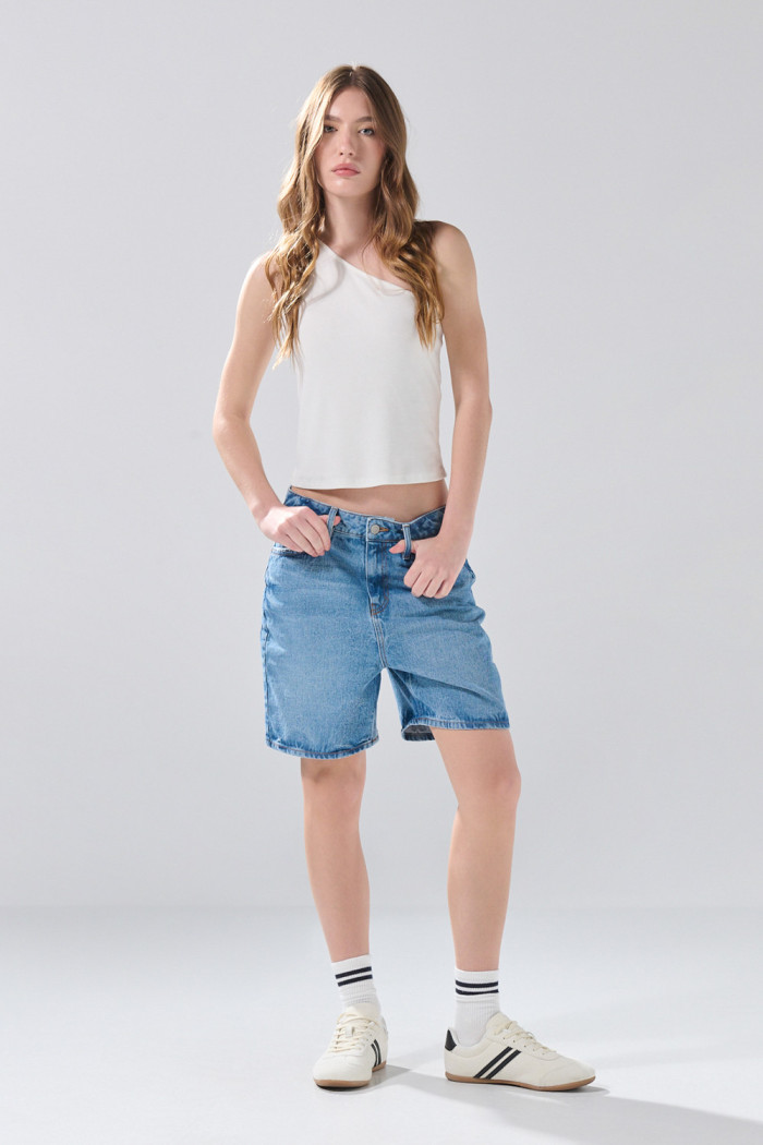 Short azul claro de jean con tiro súper alto y bolsillos
