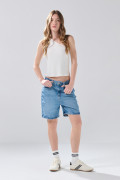 Short azul claro de jean con tiro súper alto y bolsillos
