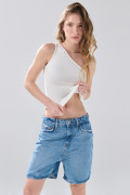 Short azul claro de jean con tiro súper alto y bolsillos

