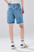 Short azul claro de jean con tiro súper alto y bolsillos
