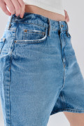 Short azul claro de jean con tiro súper alto y bolsillos

