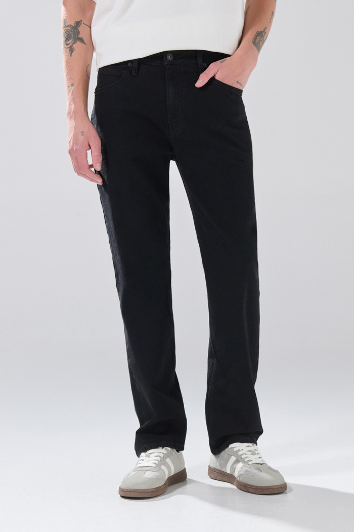 Jean straight leg infaltables tiro bajo negro con bota recta
