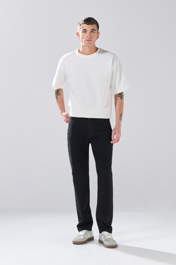 Jean straight leg infaltables tiro bajo negro con bota recta

