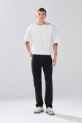 Jean straight leg infaltables tiro bajo negro con bota recta

