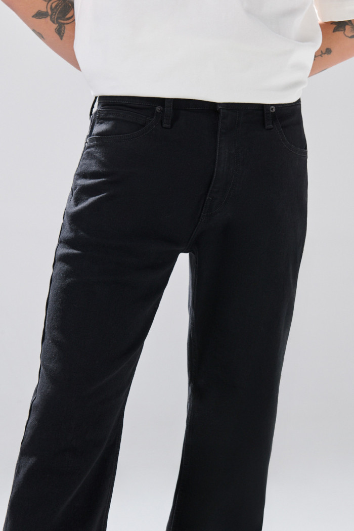 Jean straight leg infaltables tiro bajo negro con bota recta
