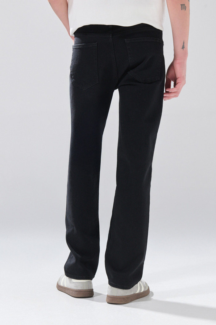 Jean straight leg infaltables tiro bajo negro con bota recta
