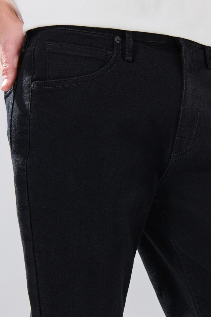 Jean straight leg infaltables tiro bajo negro con bota recta

