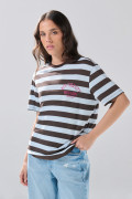 Camiseta azul clara manga corta a rayas con artes college
