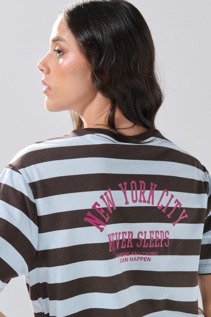 Camiseta azul clara manga corta a rayas con artes college
