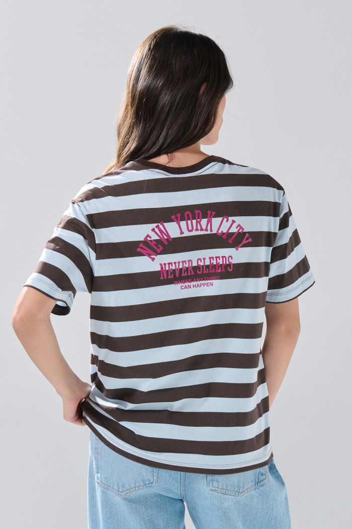 Camiseta azul clara manga corta a rayas con artes college

