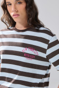 Camiseta azul clara manga corta a rayas con artes college
