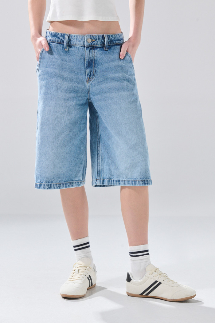 Bermuda tiro medio de jean azul clara con bolsillos rectos
