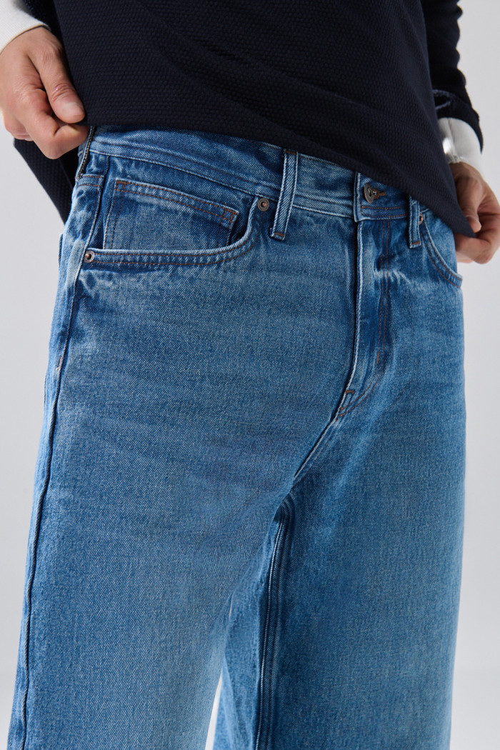 Bermuda de jean jort azul medio con tiro bajo
