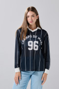 Camiseta manga larga azul intensa con arte college y rayas