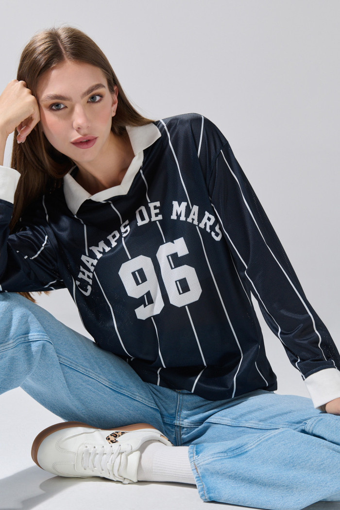 Camiseta manga larga azul intensa con arte college y rayas