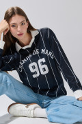 Camiseta manga larga azul intensa con arte college y rayas