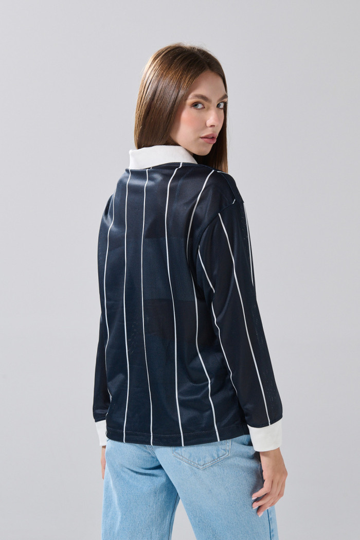 Camiseta manga larga azul intensa con arte college y rayas