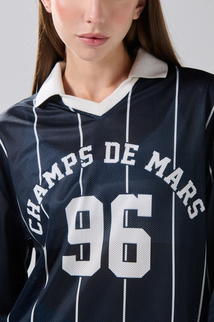 Camiseta manga larga azul intensa con arte college y rayas