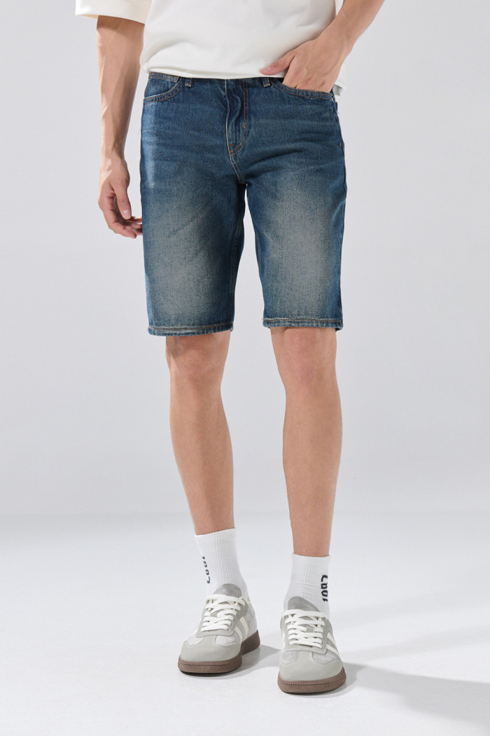 Bermuda slim infaltables azul oscura de jean con costuras

