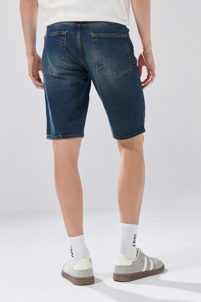 Bermuda slim infaltables azul oscura de jean con costuras

