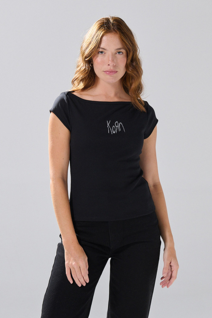 Camiseta negra cuello bandeja y diseño de Korn
