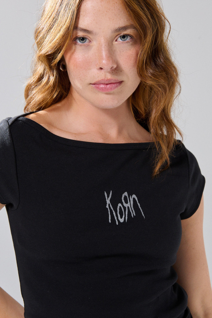Camiseta negra cuello bandeja y diseño de Korn
