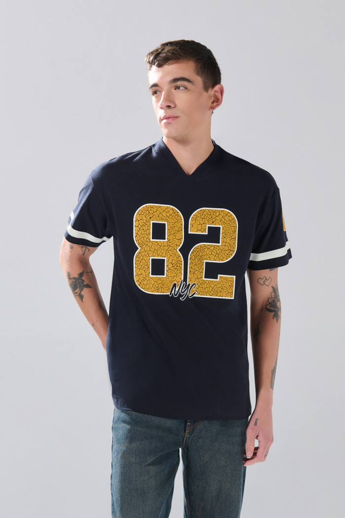 Camiseta azul intensa con cuello V y diseño college