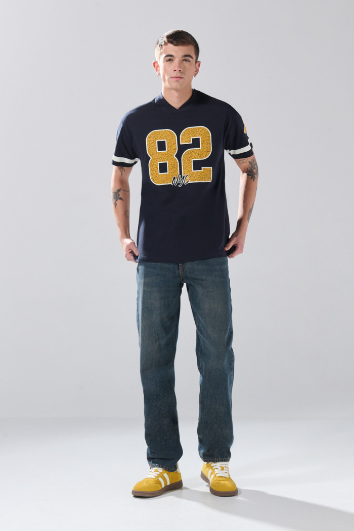 Camiseta azul intensa con cuello V y diseño college