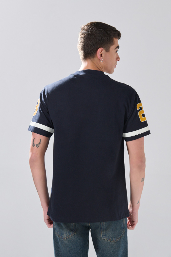 Camiseta azul intensa con cuello V y diseño college