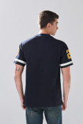 Camiseta azul intensa con cuello V y diseño college