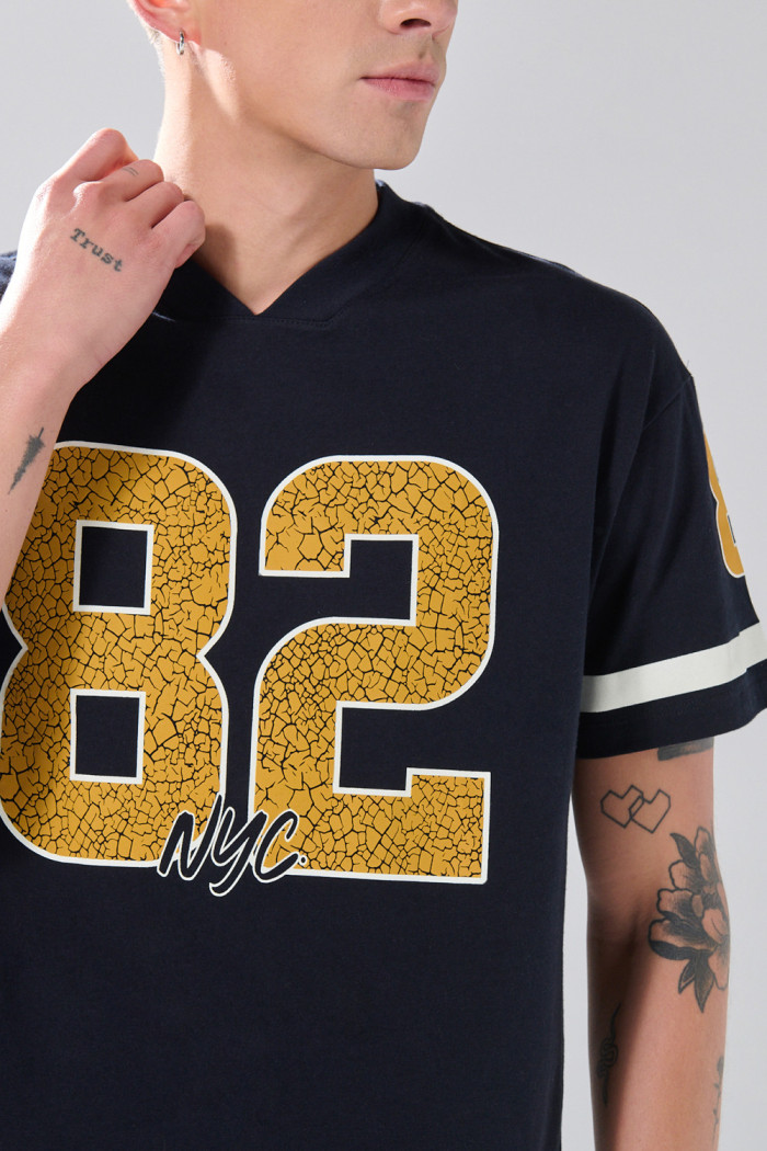 Camiseta azul intensa con cuello V y diseño college